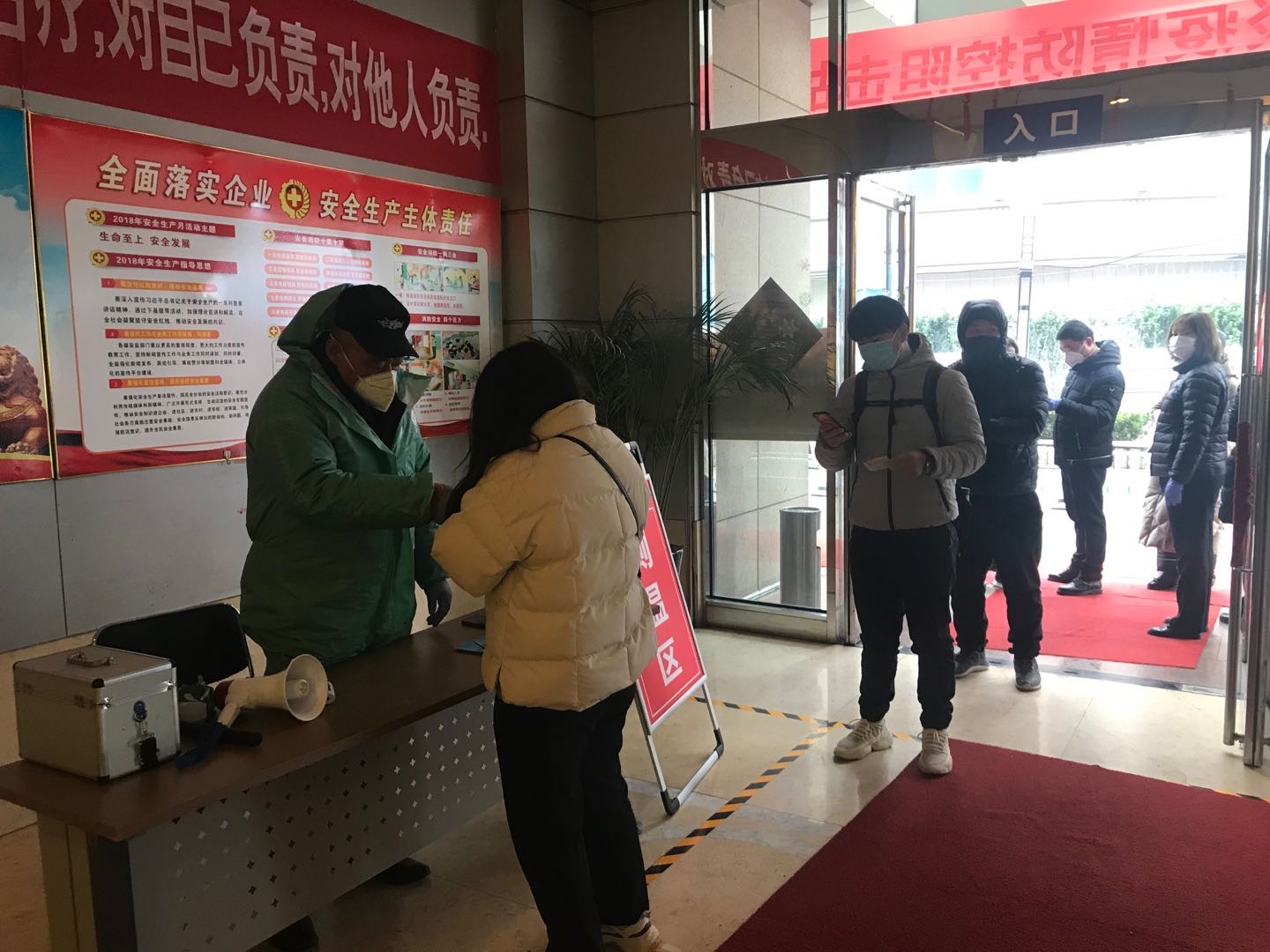 乘電梯限員 排隊(duì)一米線 魯商物業(yè)寫字樓防疫有妙招