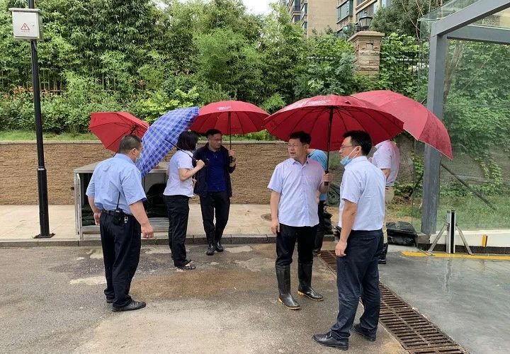 公司領(lǐng)導(dǎo)到唐冶鳳凰廣場(chǎng)二期及唐冶鳳凰廣場(chǎng)物業(yè)服務(wù)中心檢查防汛工作！