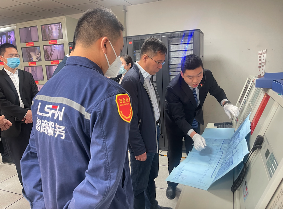 魯商服務(wù)黨委書(shū)記、董事長(zhǎng)王忠武一行 蒞臨國(guó)奧城項(xiàng)目視察標(biāo)桿項(xiàng)目精細(xì)化管理落位工作